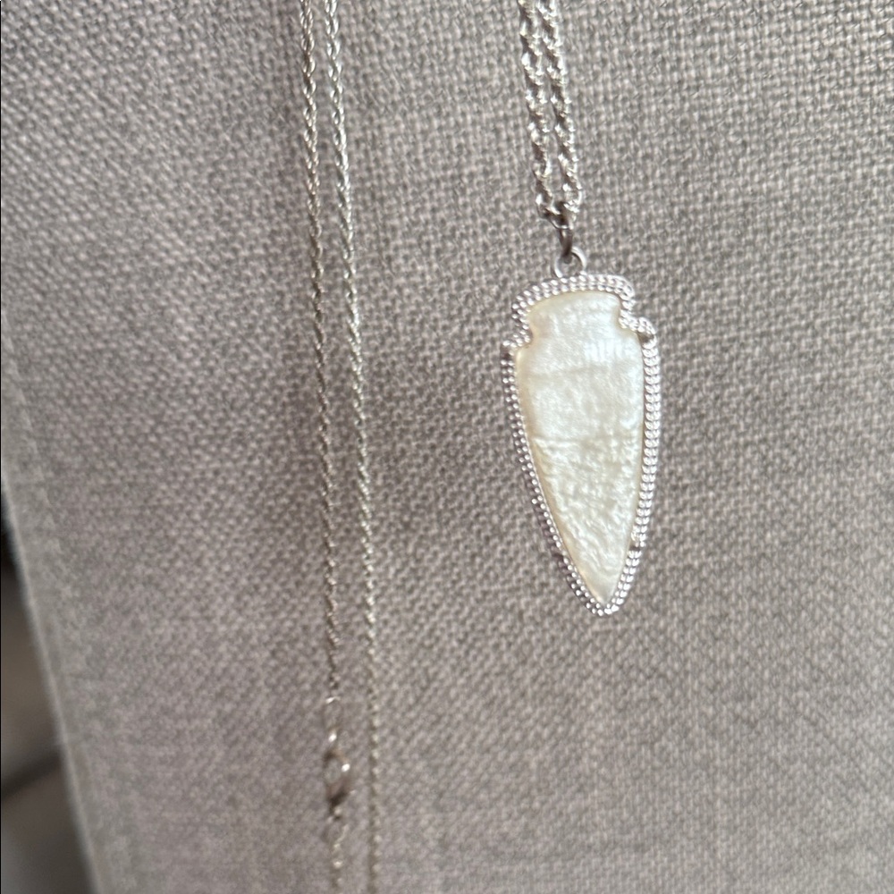 Long necklace - arrowhead mother of pearl silver